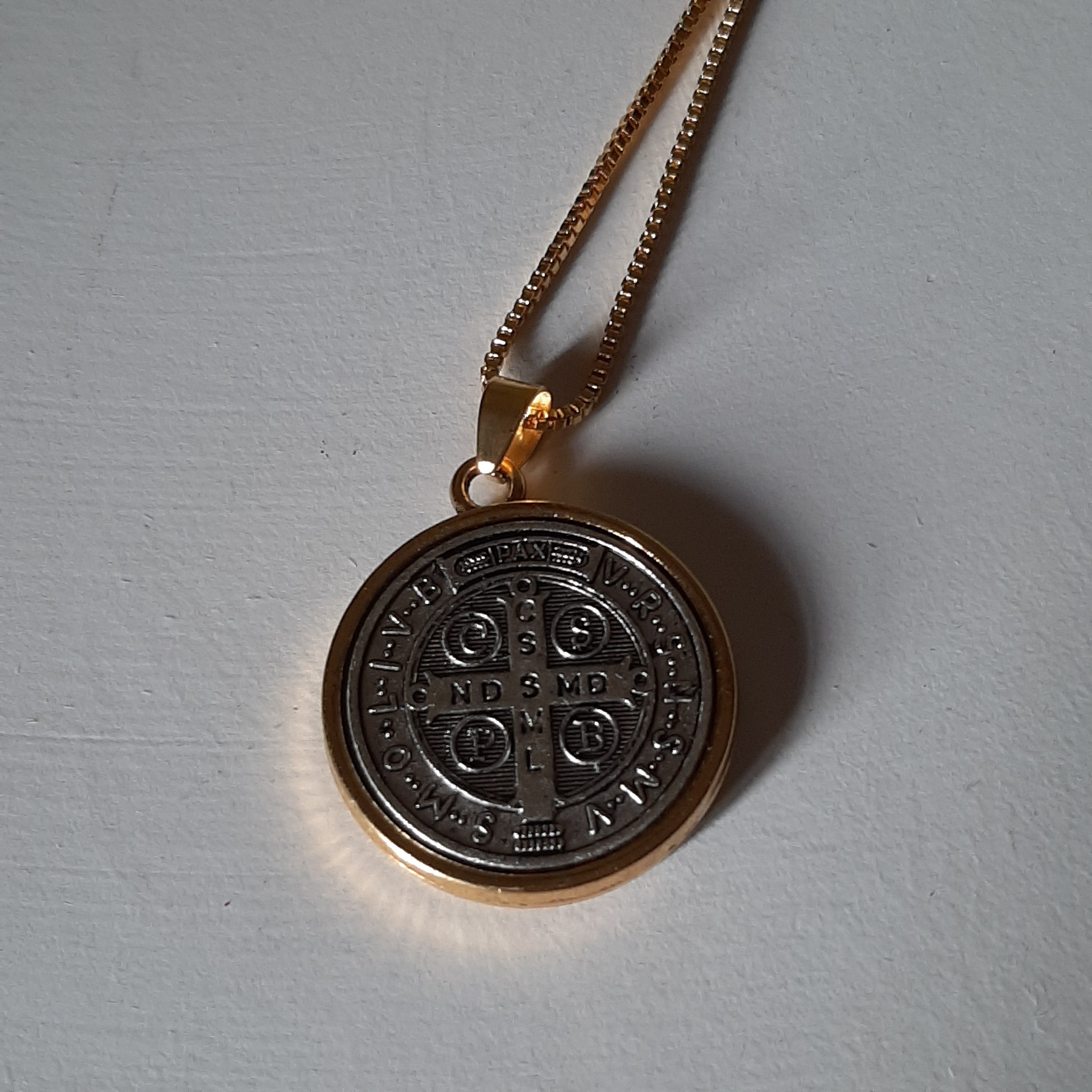 MEDALLA DE SAN BENITO CON MARCO DORADO