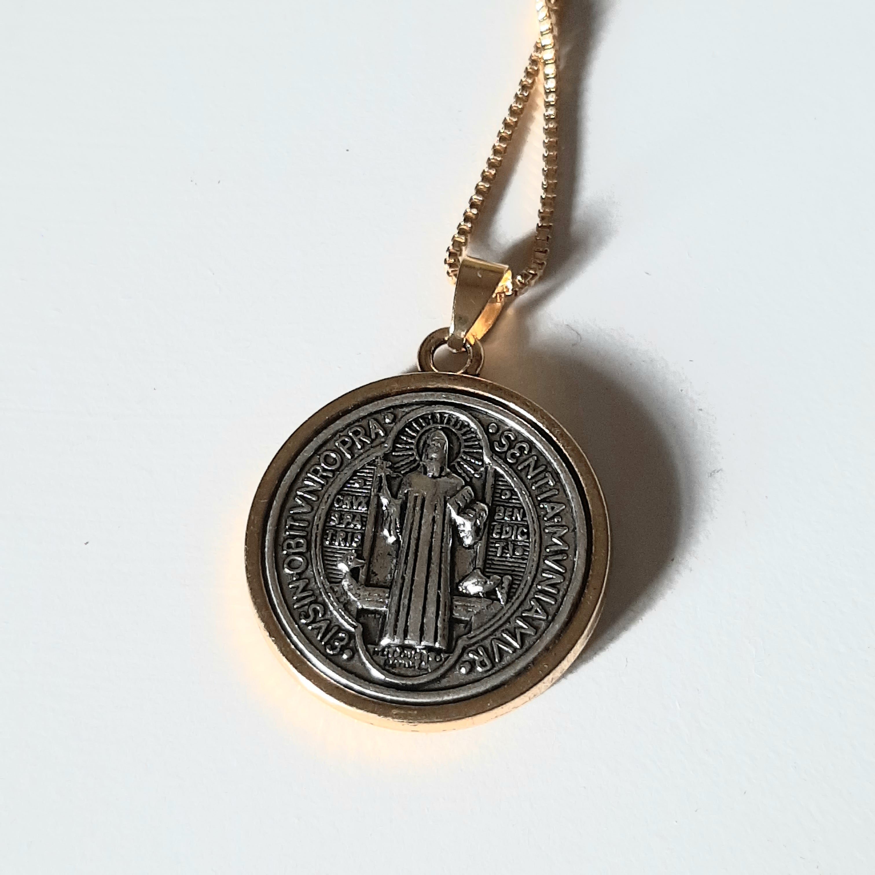 MEDALLA DE SAN BENITO CON MARCO DORADO