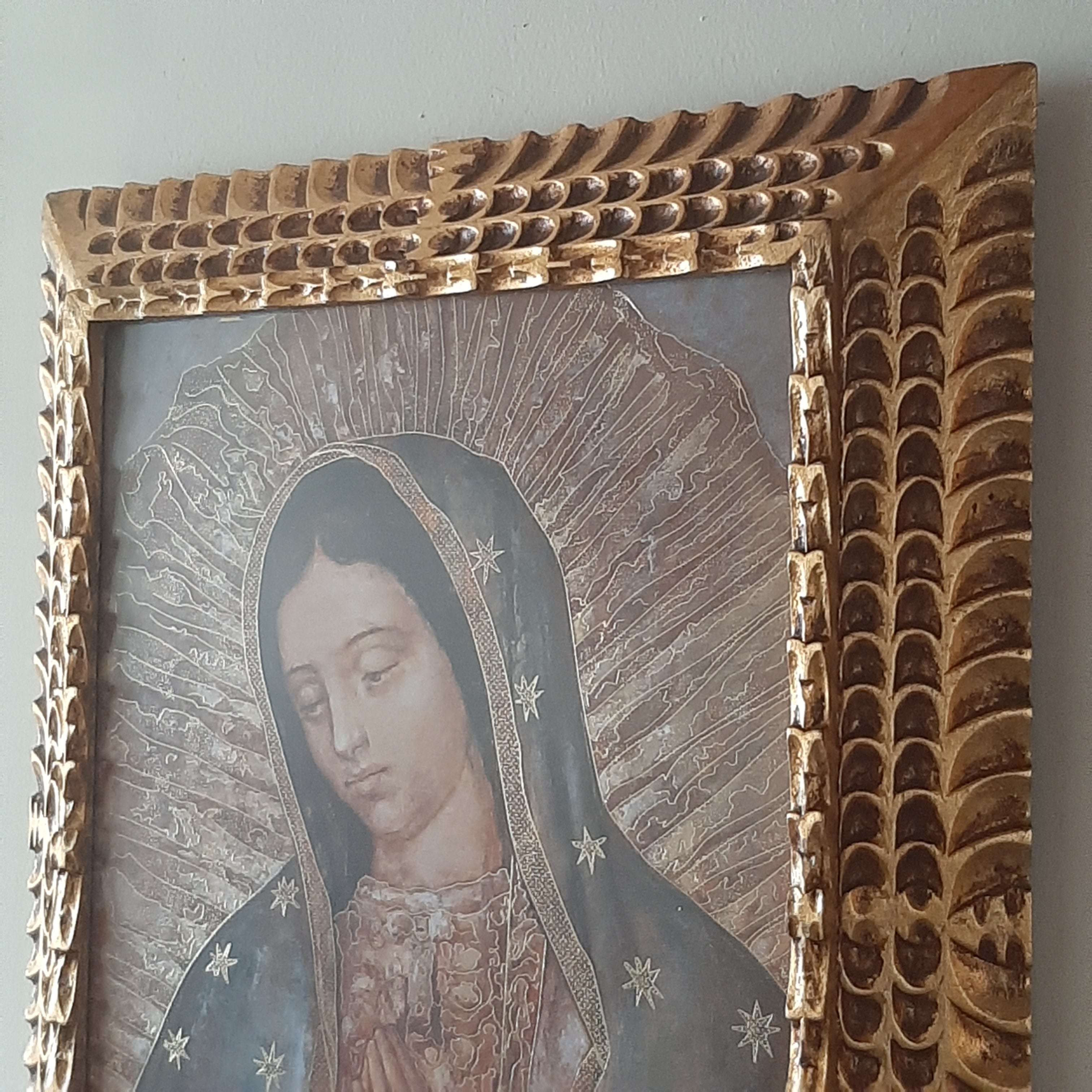 CUADRO DE LA VIRGEN DE GUADALUPE CON MARCO TALLADO