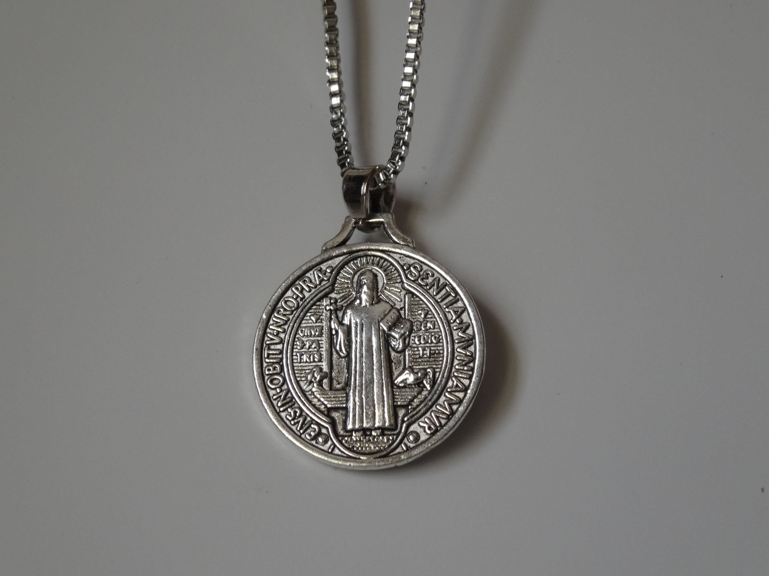 MEDALLA DE SAN BENITO CON CRISTO EN RELIEVE