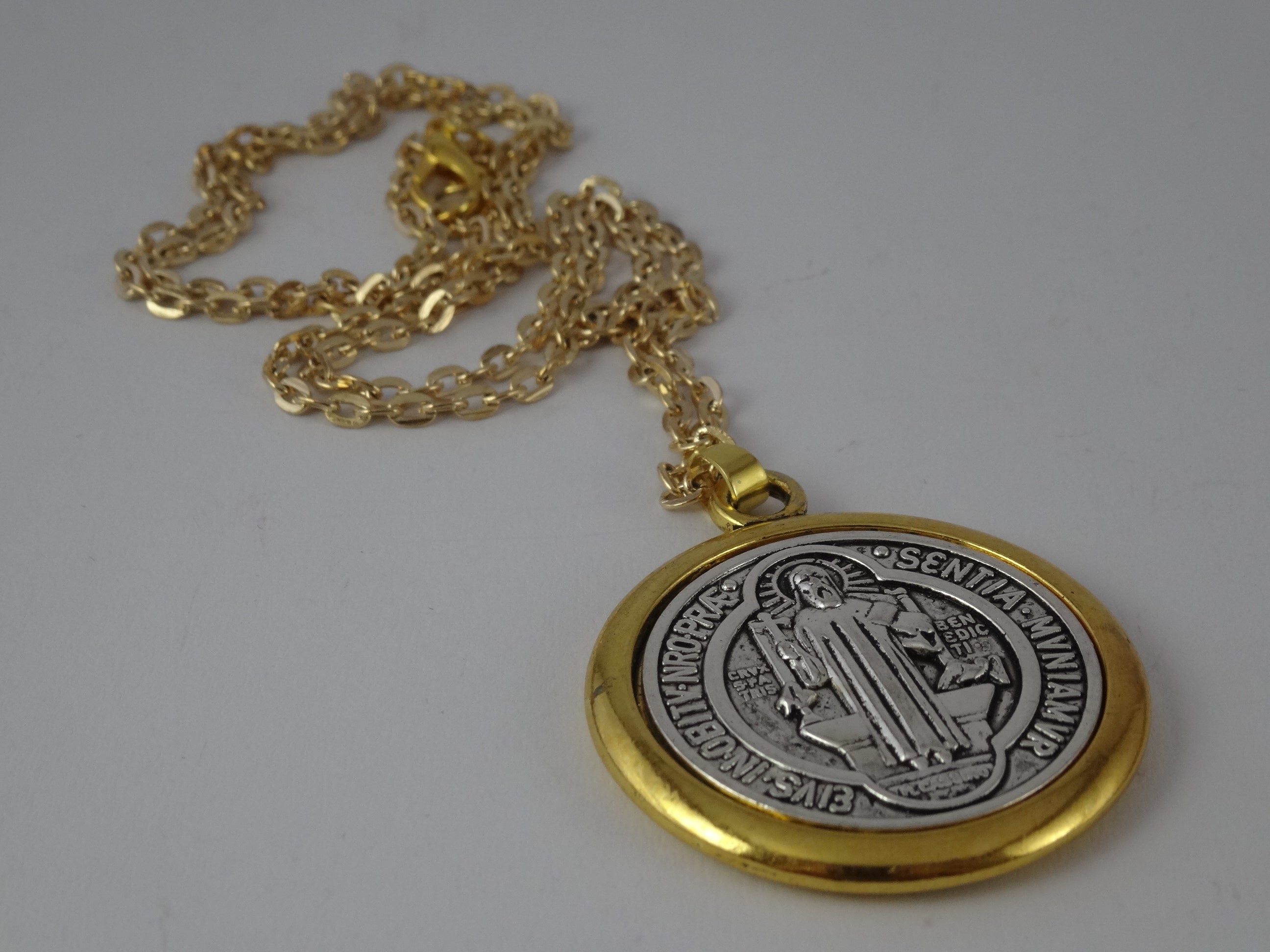 MEDALLA DE SAN BENITO EN VERSION DELUXE